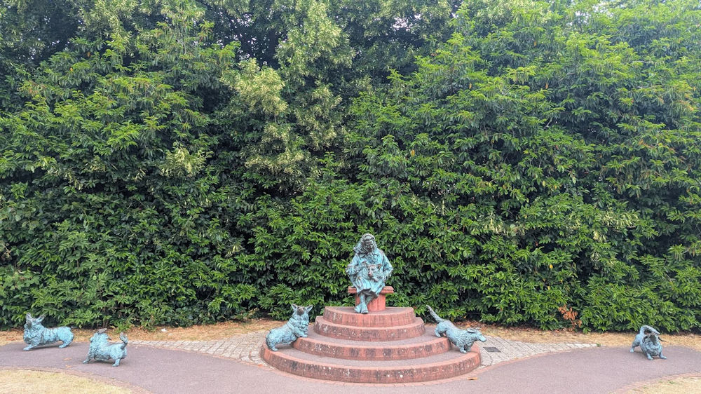 The Windsor Lady, statue of Queen Elizabeth II and her dogs